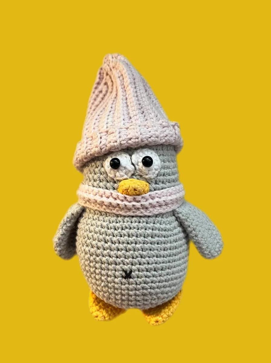 Вязаная игрушка на ровной жёлтой заливке