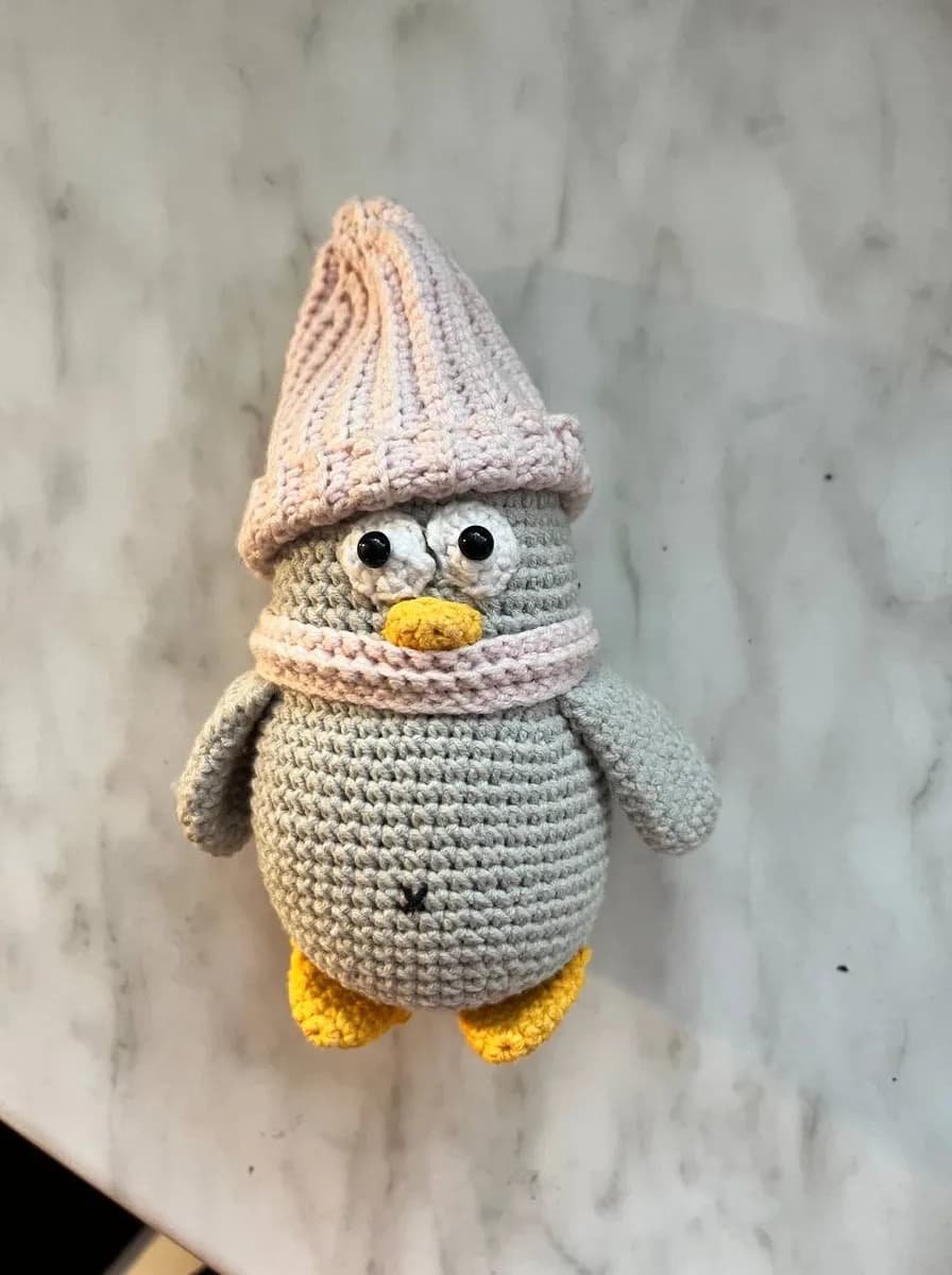 Вязаная игрушка: замена фона на фотографии - исходное фото